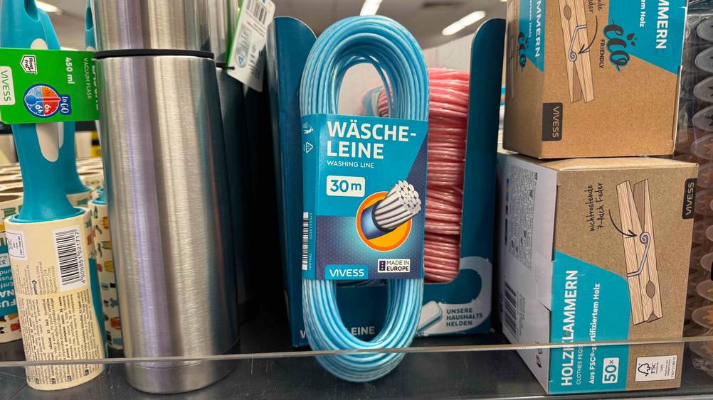 Getestet: In einem Regal befindet sich eine Wäscheleine neben anderen Produkten.