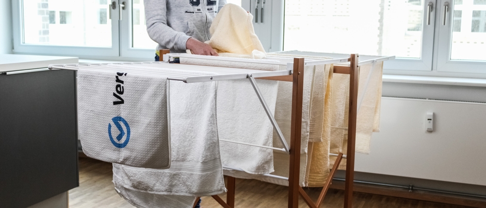 Mehrere Handtücher auf einem Wäscheständer.