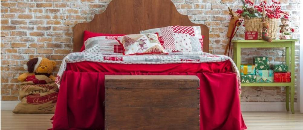 Wäschesammler-Test: Eine Truhe, die zentral und unauffällig vor einem Bett platziert ist.