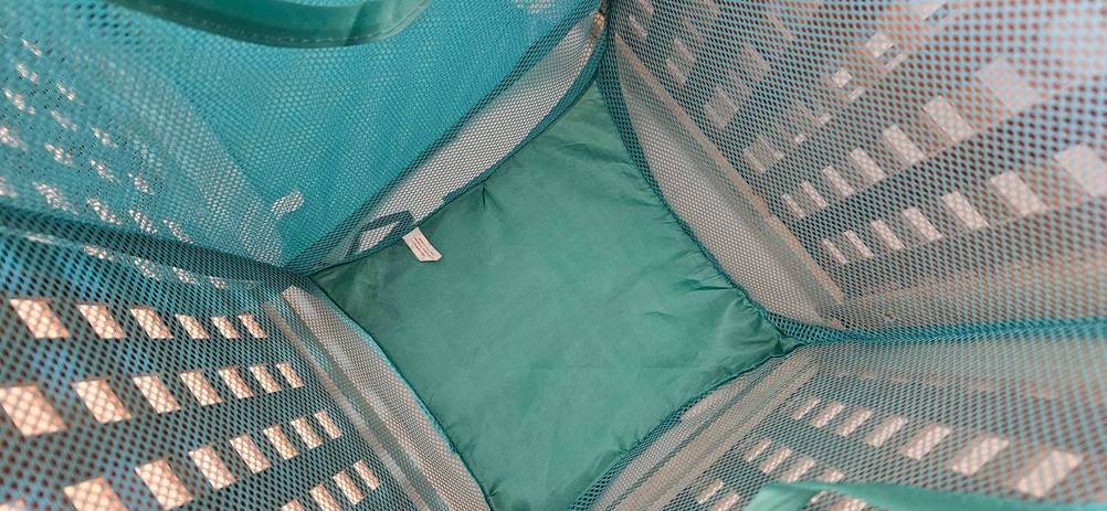 Im Test: Innenansicht eines Wäschesacks in einer Wäschetruhe.