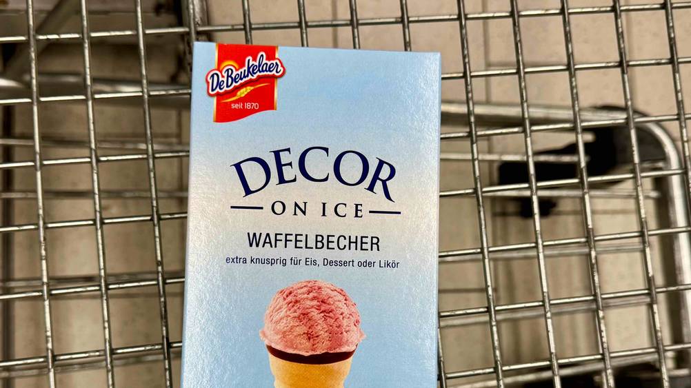 Waffelbecher im Test: Nahaufnahme der Verpackung mit Logo und Artikelbezeichnung.
