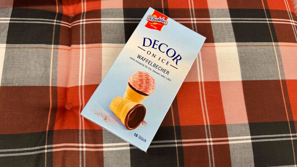Auf einer karierten Fläche liegen die Waffelbecher im Test.