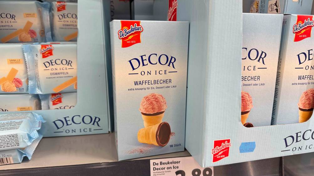 Mehrere Packungen der Waffelbecher im Test in einem Verkaufsregal mit Preisangaben.