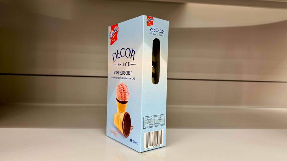 Eine Packung der getesteten Waffelbecher leicht seitlich auf einer hellen Fläche.
