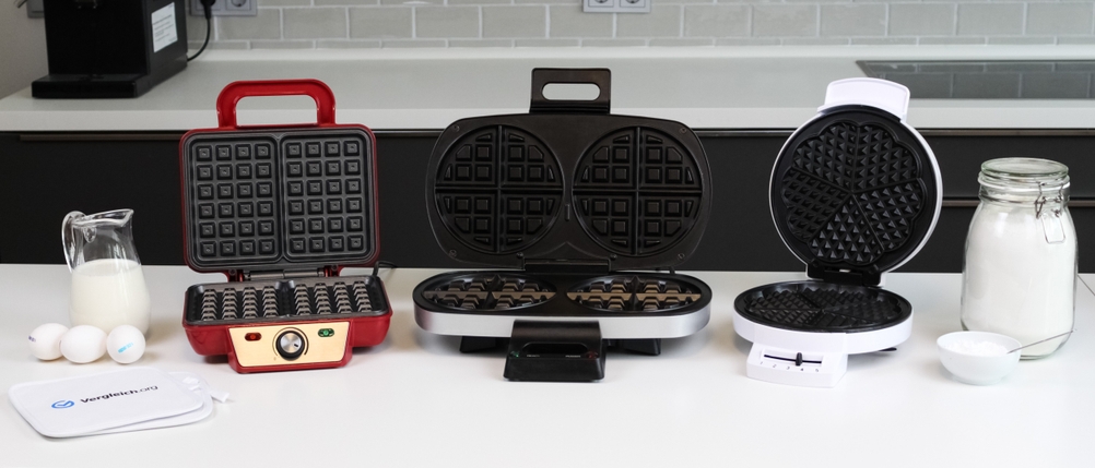 Drei getestete Waffeleisen stehen aufgeklappt nebeneinander.