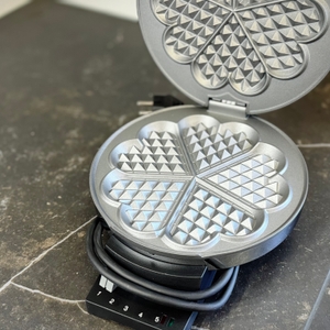 Waffeleisen-Test: Das Cloer-Waffeleisen steht geöffnet auf einer Arbeitsfläche.