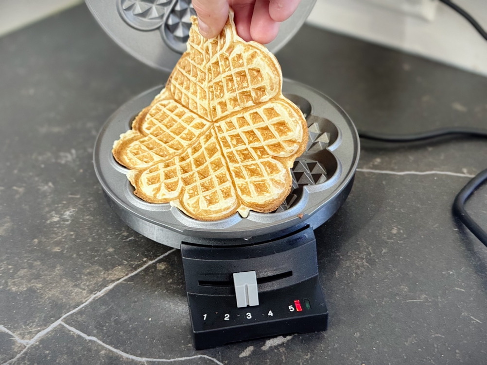 Waffeleisen-Test: Eine Person nimmt eine Waffel aus dem Cloer-Waffeleisen.