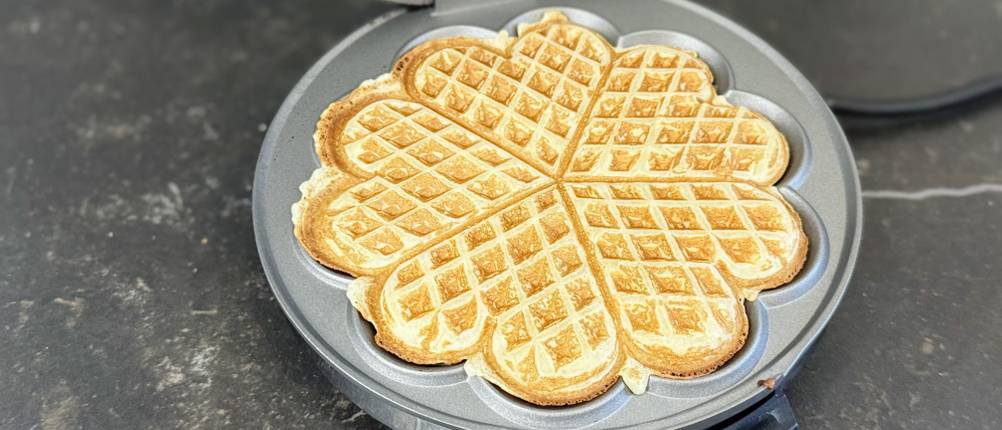 Waffeleisen-Test: Im geöffneten Waffeleisen von Cloer liegt eine fertige Waffel.