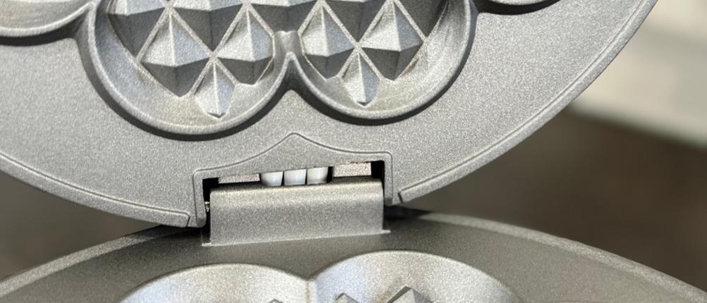 Detailansicht des Scharniers des getesteten Waffeleisens von Cloer.