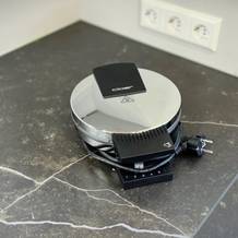 Das getestete Waffeleisen von Cloer steht auf einer dunklen Arbeitsfläche.