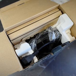 Das getestete Waffeleisen von Russell Hobbs wird ausgepackt.