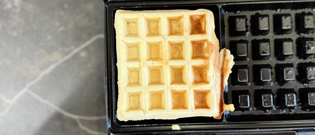 Eine fertige Waffel liegt im getesteten Waffeleisen von Russell Hobbs.