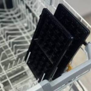 Waffeleisen-Test: Zwei Wechselplatten des Russell-Hobbs-Waffeleisens stehen in einer geöffneten Spülmaschine.