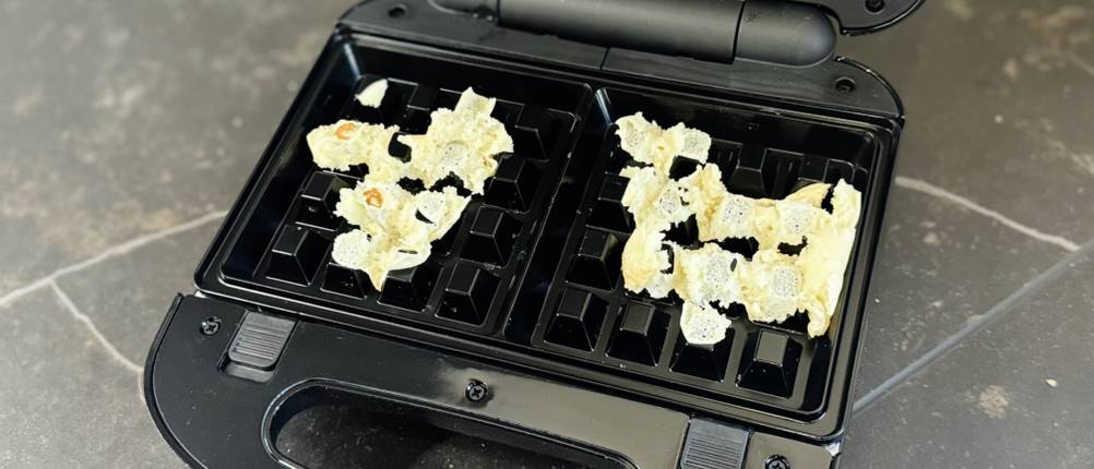 Im getesteten Waffeleisen von Russell Hobbs kleben Teigrückstände.