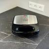 Das getestete Waffeleisen von Russell Hobbs steht auf einer dunklen Arbeitsfläche.