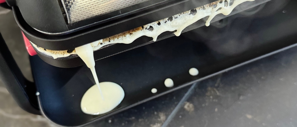 Waffeleisen-Test: Auslaufender Waffelteig läuft beim Tefal-Waffeleisen in die darunterliegende Auffangschale.