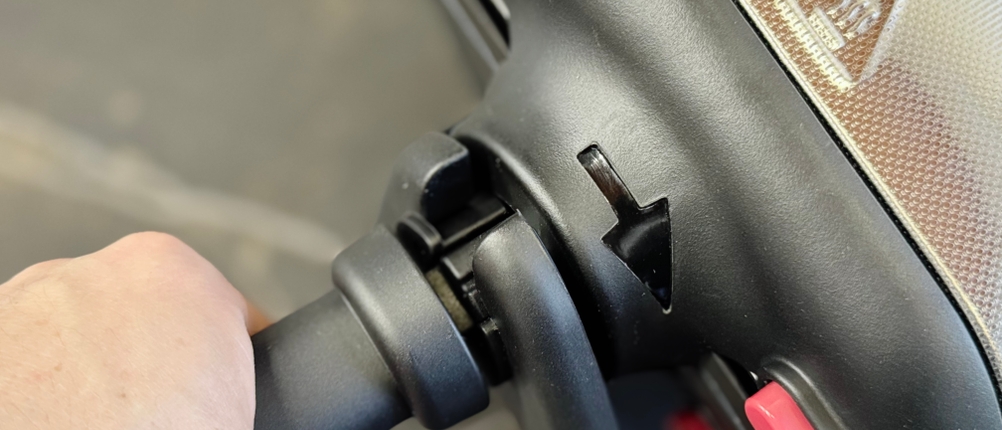 Eine Person greift den Griff des getesteten Waffeleisens von Tefal.