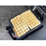 Waffeleisen-Test: Im geöffneten Tefal-Waffeleisen liegen zwei fertige Waffeln.