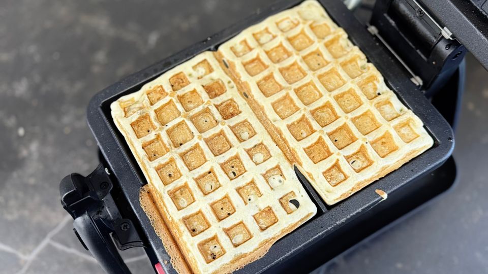 Waffeleisen-Test: Im geöffneten Tefal-Waffeleisen liegen zwei fertige Waffeln.