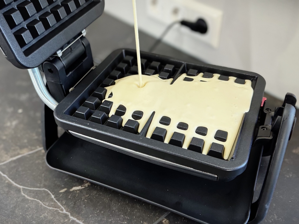 In das getestete Waffeleisen von Tefal wird Teig eingefüllt.