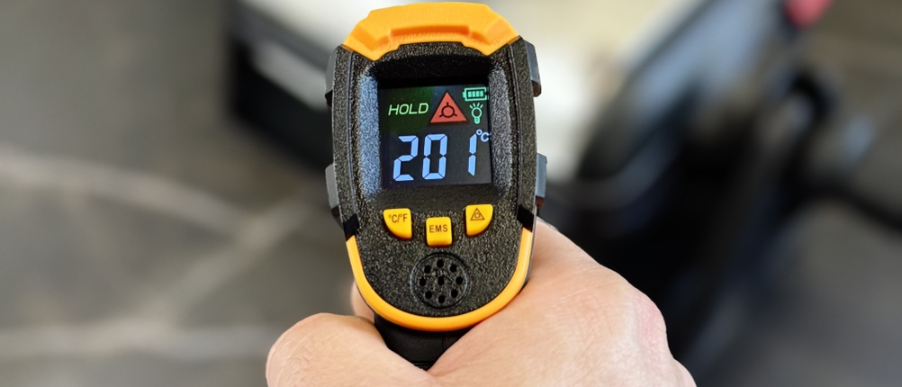 Waffeleisen-Test: Eine Person misst die Außentemperatur des Tefal-Waffeleisens.