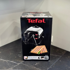 Die Verpackung des getesteten Waffeleisens von Tefal steht auf einer dunklen Arbeitsfläche.