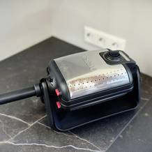 Das getestete Waffeleisen von Tefal steht auf einer dunklen Arbeitsfläche.