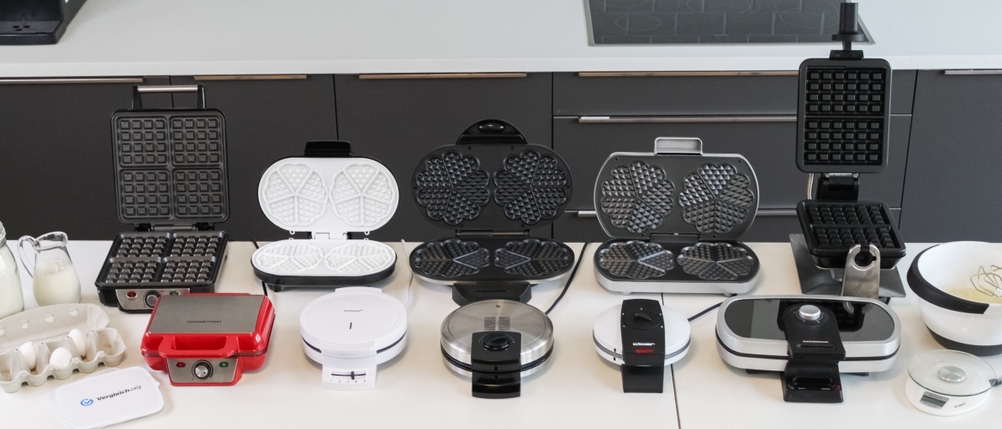Waffeleisen-Test: Mehrere getestete Waffeleisen stehen nebeneinander.