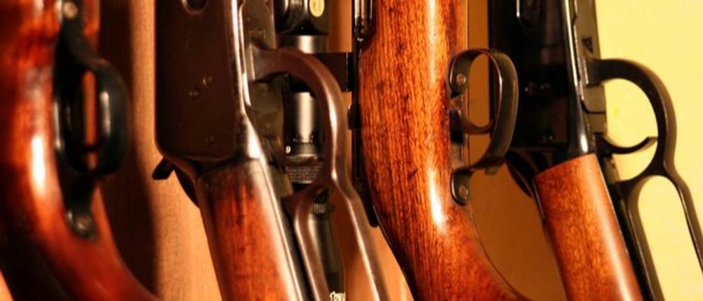 Klasse-0-Waffenschrank im Test: Mehrere Langwaffen in Nahaufnahme