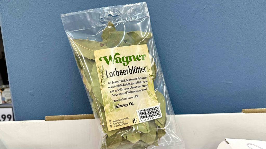 Auf einer Packung getesteter Lorbeerblätter stehen Verwendungsmöglichkeiten.