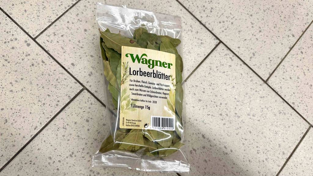 Getestet: Eine Packung Lorbeerblätter liegt auf einem Fliesenboden.