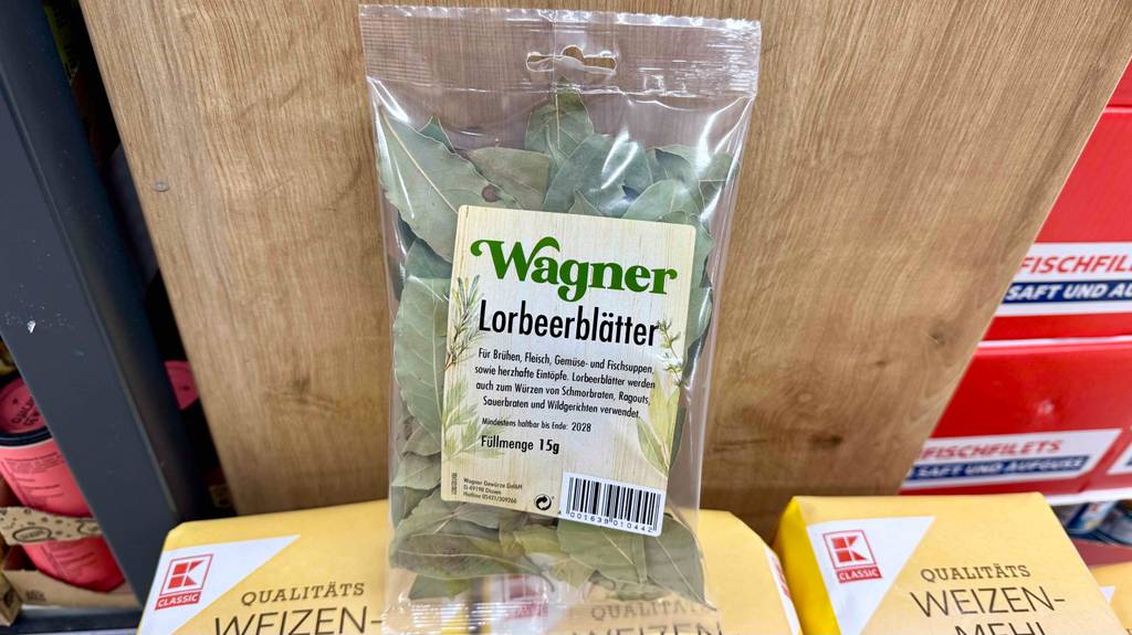 Eine Packung Lorbeerblätter steht zum Testen auf einer Mehlpackung.