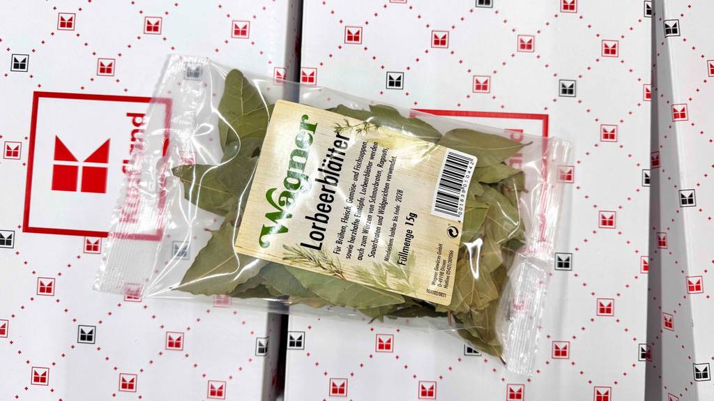 Eine Packung getestete Lorbeerblätter liegt auf Kartons.