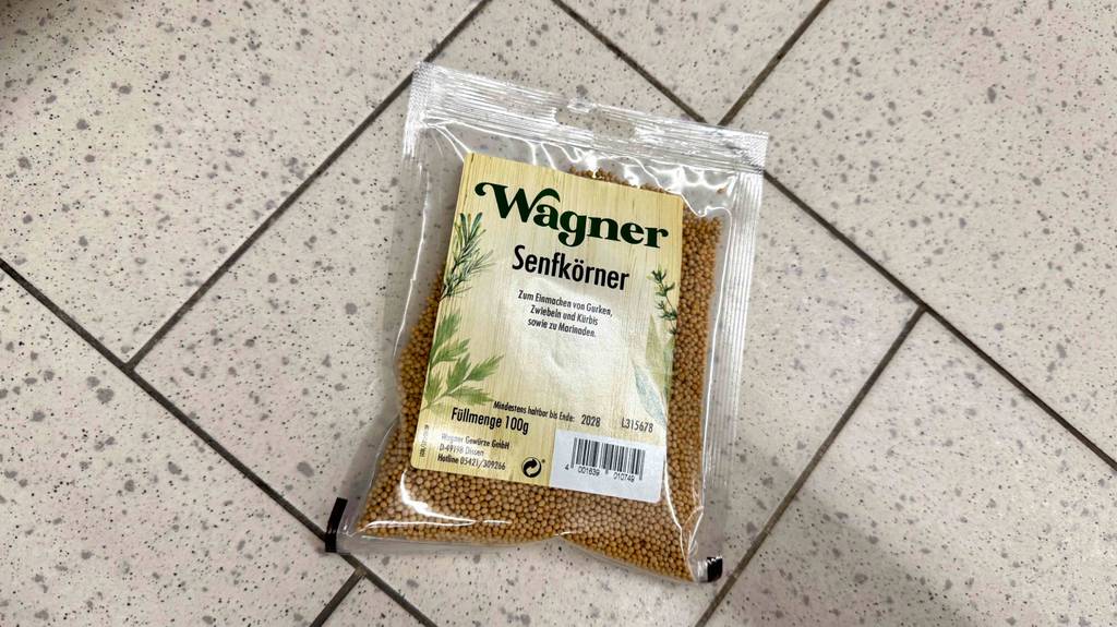 Senfkörner getestet: Eine Packung liegt auf einem Fliesenboden.