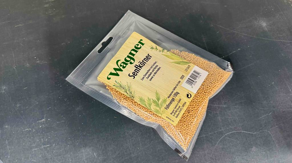 Im Test: Blick auf die Senfkörner in einer durchsichtigen Verpackung.