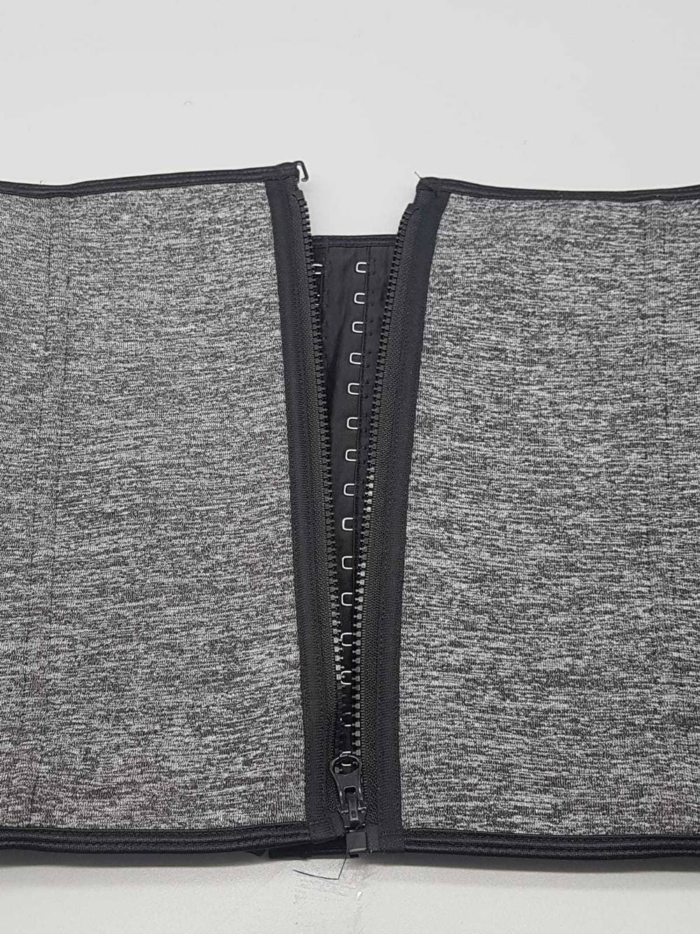 Waist-Trainer getestet: Nahaufnahme des Reisverschlusses.