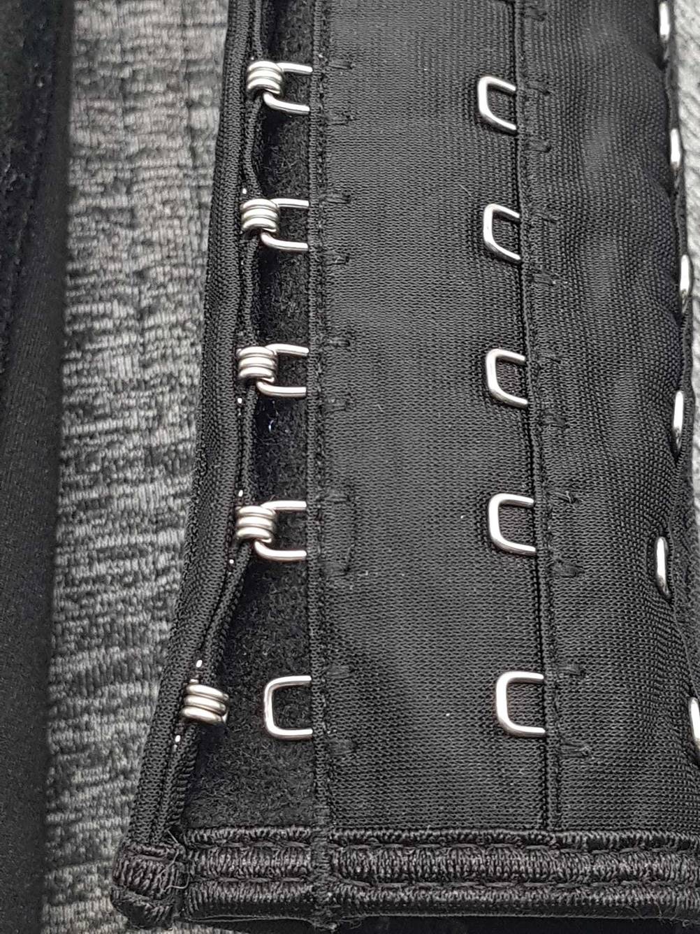 Nahaufnahme der Hackenreihen eines getesteten Waist-Trainers.