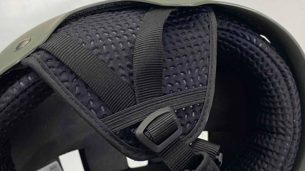Nahaufnahme der Gurte an der Seite eines getesteten Wakeboard-Helms.