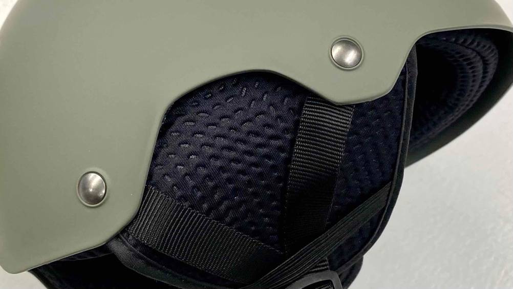 Detailansicht des Materials und der Verarbeitung eines getesteten Wakeboard-Helms.