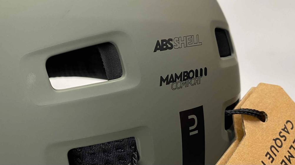 Auf einem getesteten Wakeboard-Helm sind Modelinfos eingedruckt.
