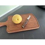 Das Wakoli-Edib-Schälmesser liegt neben einer Nashi-Birne auf einem Holzbrett.