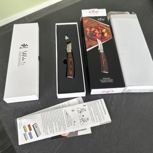 Mehrere Verpackungen des Wakoli-Edib-Schälmessers.