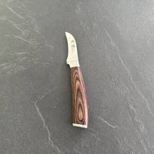 Das Wakoli-Edib-Schälmesser liegt auf einer Küchenarbeitsplatte.