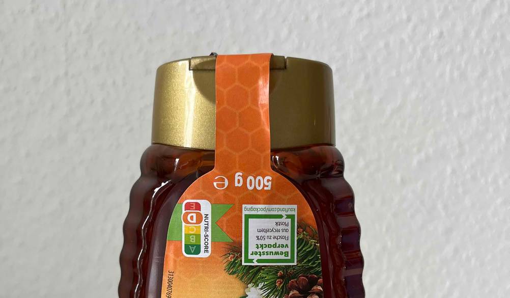 Nahaufnahme der versiegelten Verschlusskappe einer Flasche des getesteten Waldhonigs.