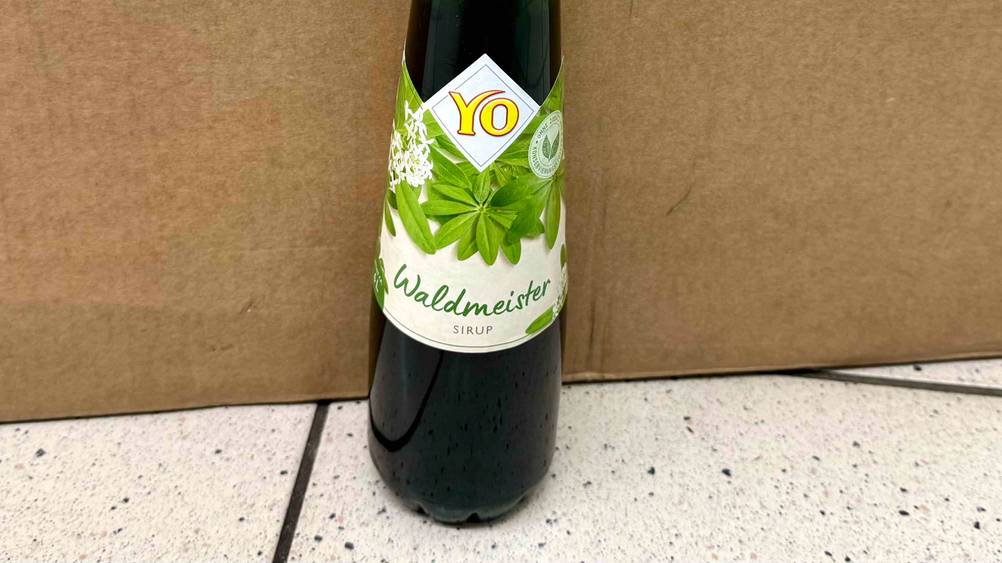 Waldmeistersirup getestet: Nahaufnahme des Labels auf der Vorderseite der Flasche.