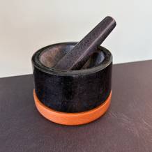 Der Waldwerk-Mörser steht auf einer Arbeitsplatte.