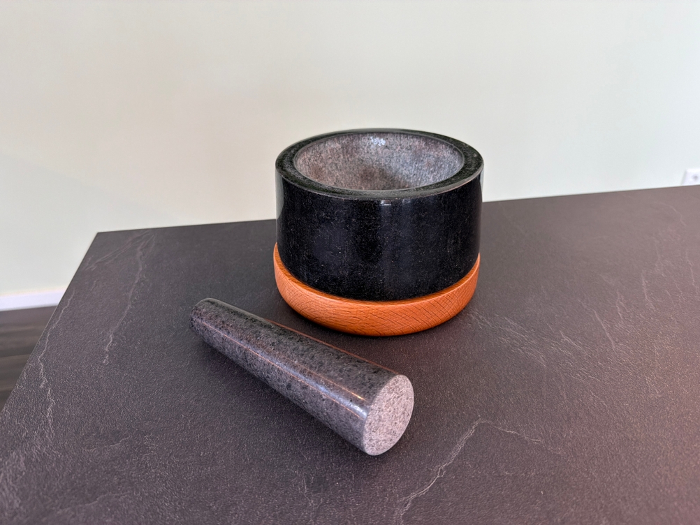 Der Stößel liegt neben dem Waldwerk-Mörser auf einer Arbeitsplatte.