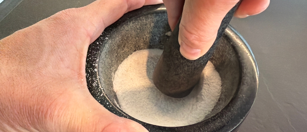 Salz wird im Waldwerk-Mörser zerkleinert.