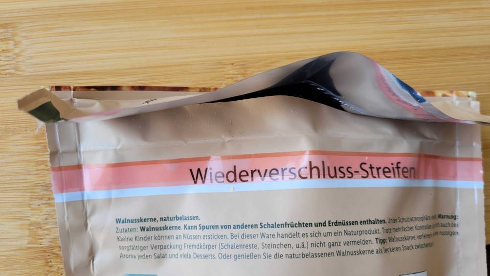 Nahaufnahme des wiederverschießbaren Streifens an einer Packung der getesteten Walnüsse.