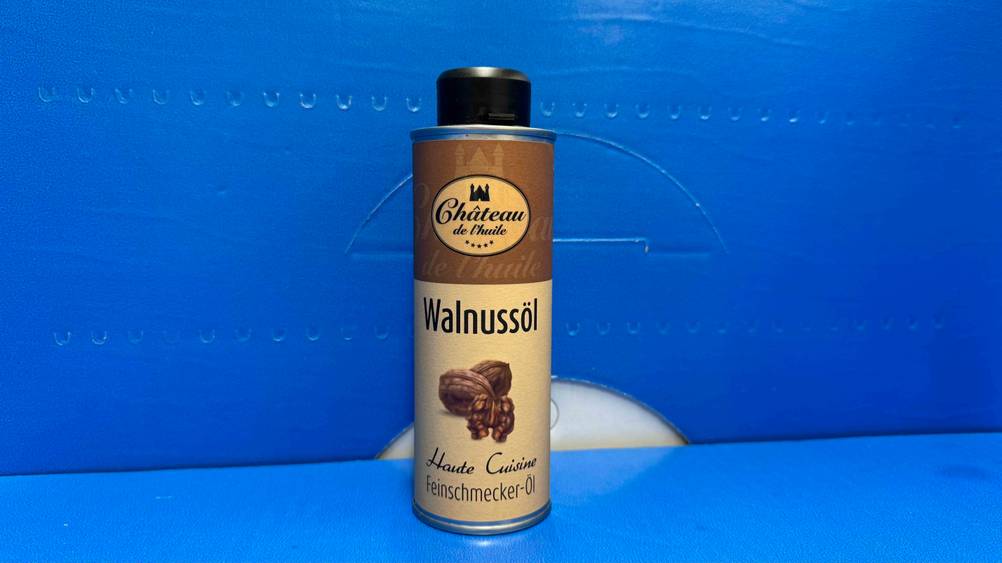 Vor einer blauen Wand steht das Walnussöl im Test.